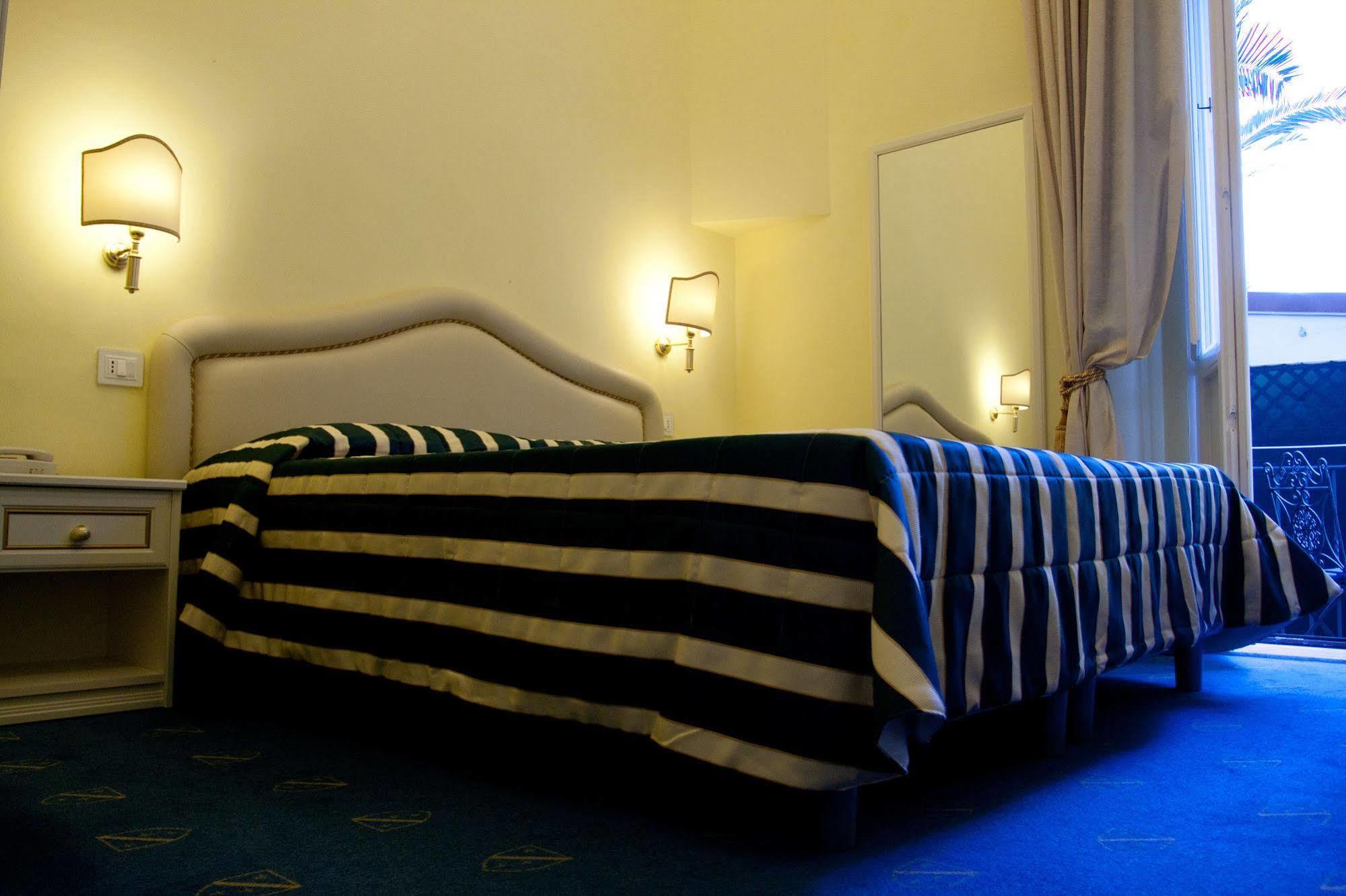 Hotel Navy Ливорно Экстерьер фото